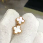 CLOVER MINI GOLD EARRINGS - Image 3