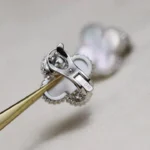 CLOVER MEDIUM 1 MOTIFS WHITE MOP EARRINGS SILVER - Image 2