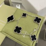 CLOVER 5 MOTIFS SIVLER ONYX BRACELET - Image 4