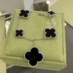 CLOVER 5 MOTIFS SIVLER ONYX BRACELET - Image 2