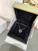 CLOVER ROCK CRYSTAL ROSE GOLD NECKLACE - Image 3