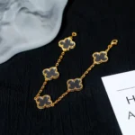 CLOVER 5 MOTIF ROCK CRYSTAL BRACELET - Image 4