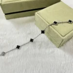 CLOVER 6 MOTIF ONYXS BRACELET - Image 5