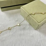 CLOVER 6 MOTIF WHITE MOP BRACELET - Image 4