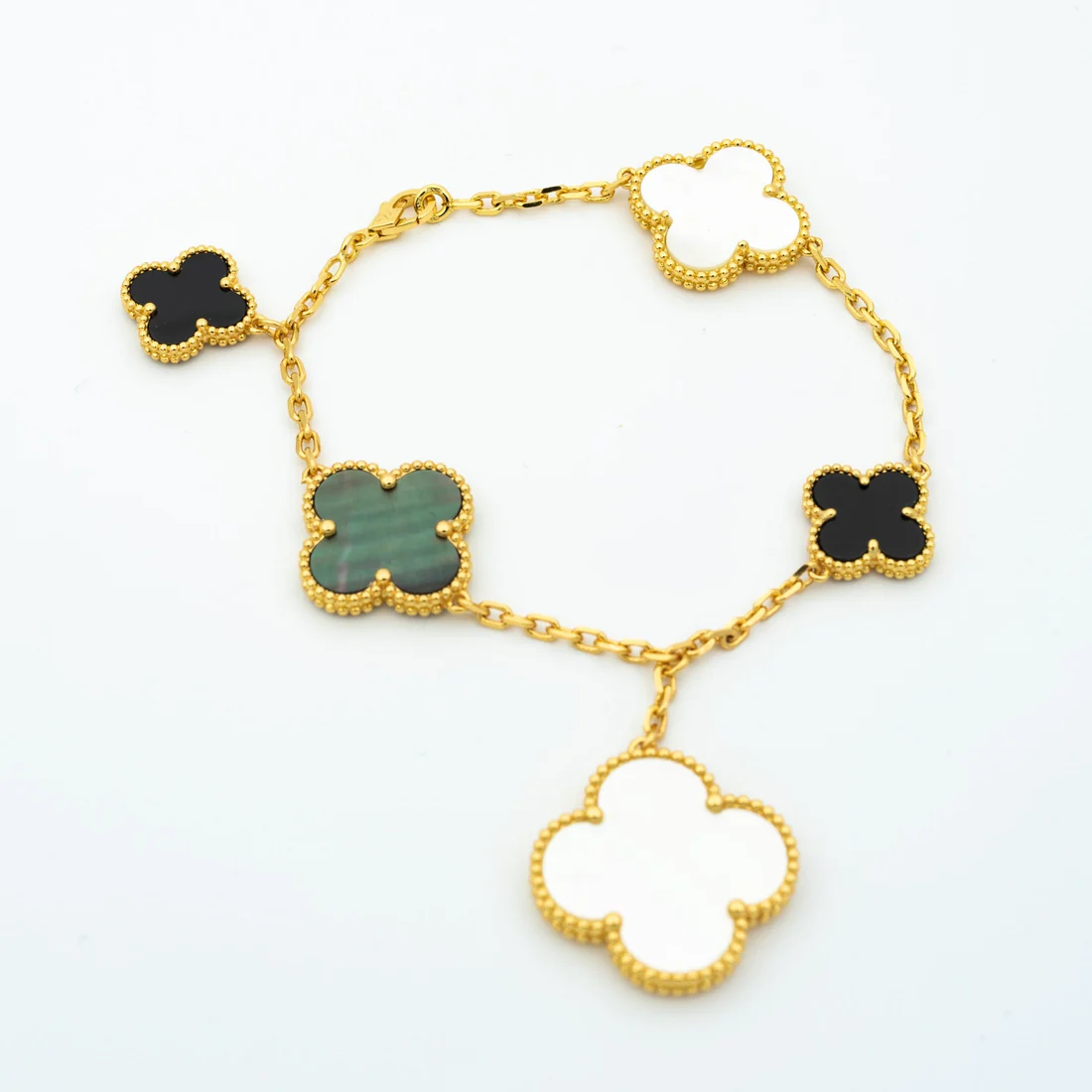 KH06468_fa6cecd7-9e46-429a-905a-482a89deb264 CLOVER BRACELET 5 MOTIFS ONYX MOP - Image 1
