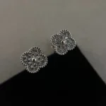 CLOVER MINI DIAMOND STUD EARRINGS - Image 4